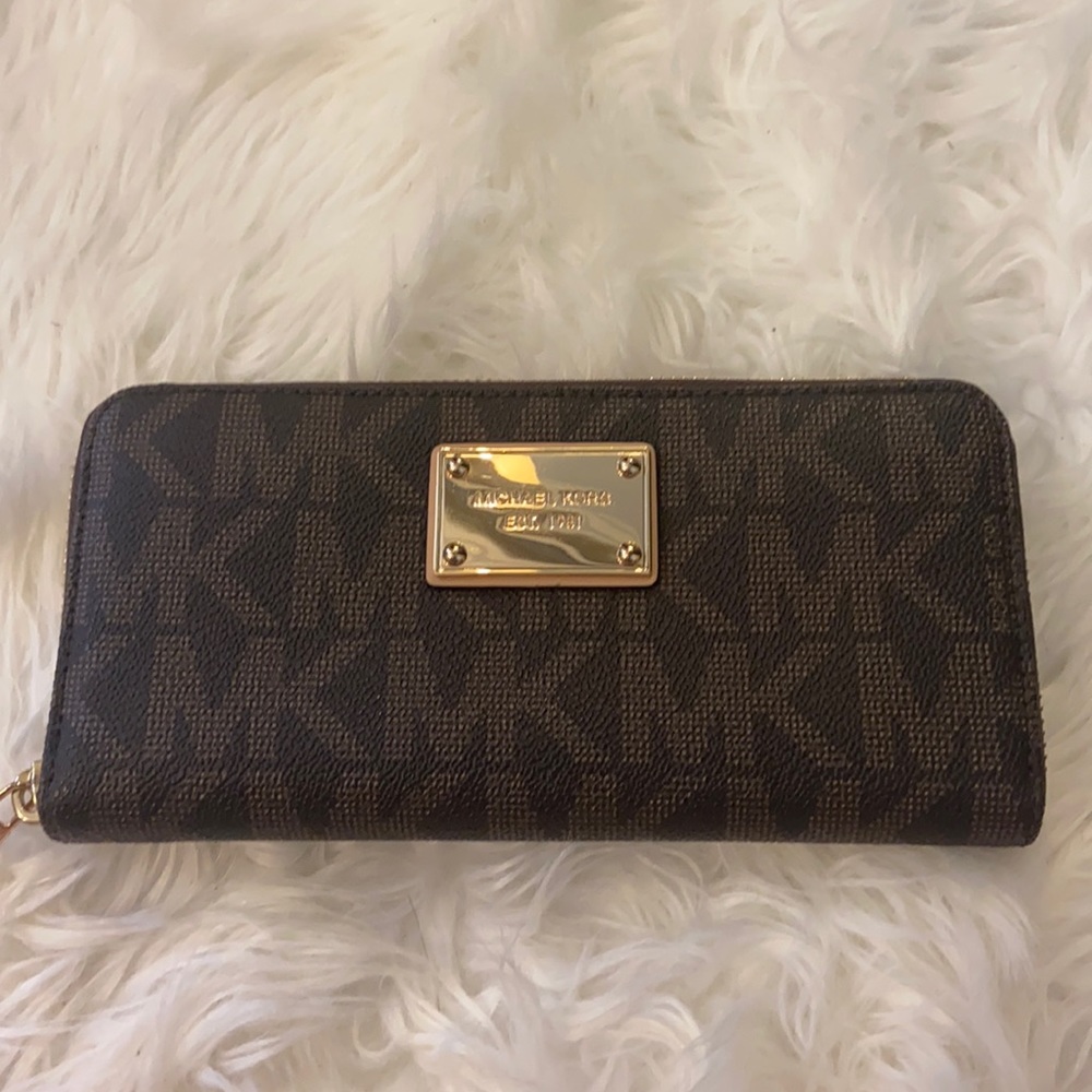 Michael Kors Zipped wallet